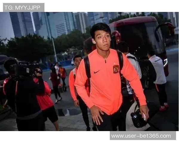 泰山队球员刘世博与彭欣力启程迪拜参与青岛西海岸冬季训练